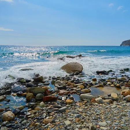 A Due Passi Del Mar *
